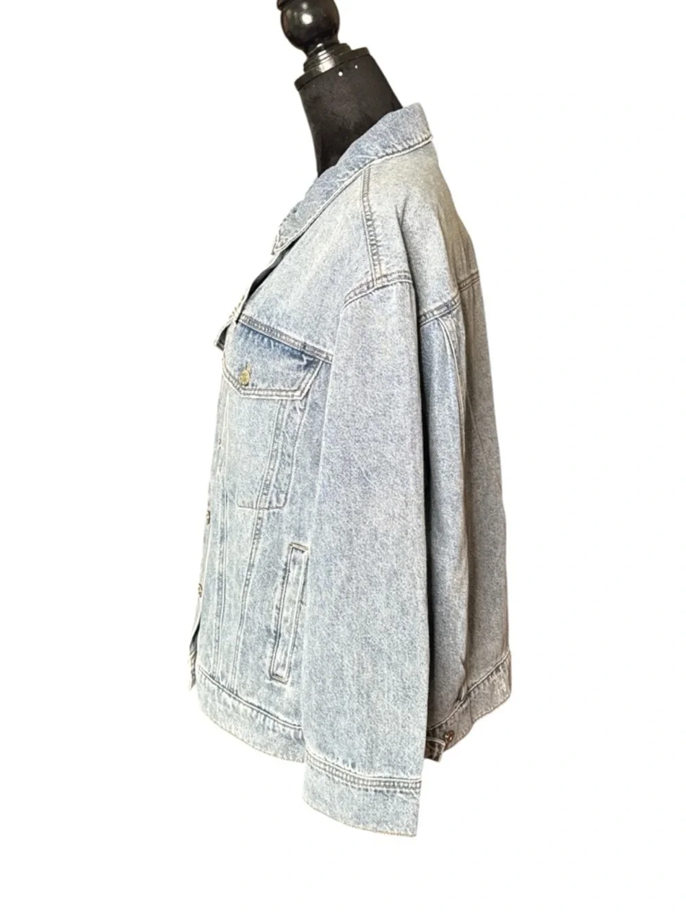 DAZE Cropped Denim Jacket Light Wash Button Front Size M NWT - Picture 3 of 9